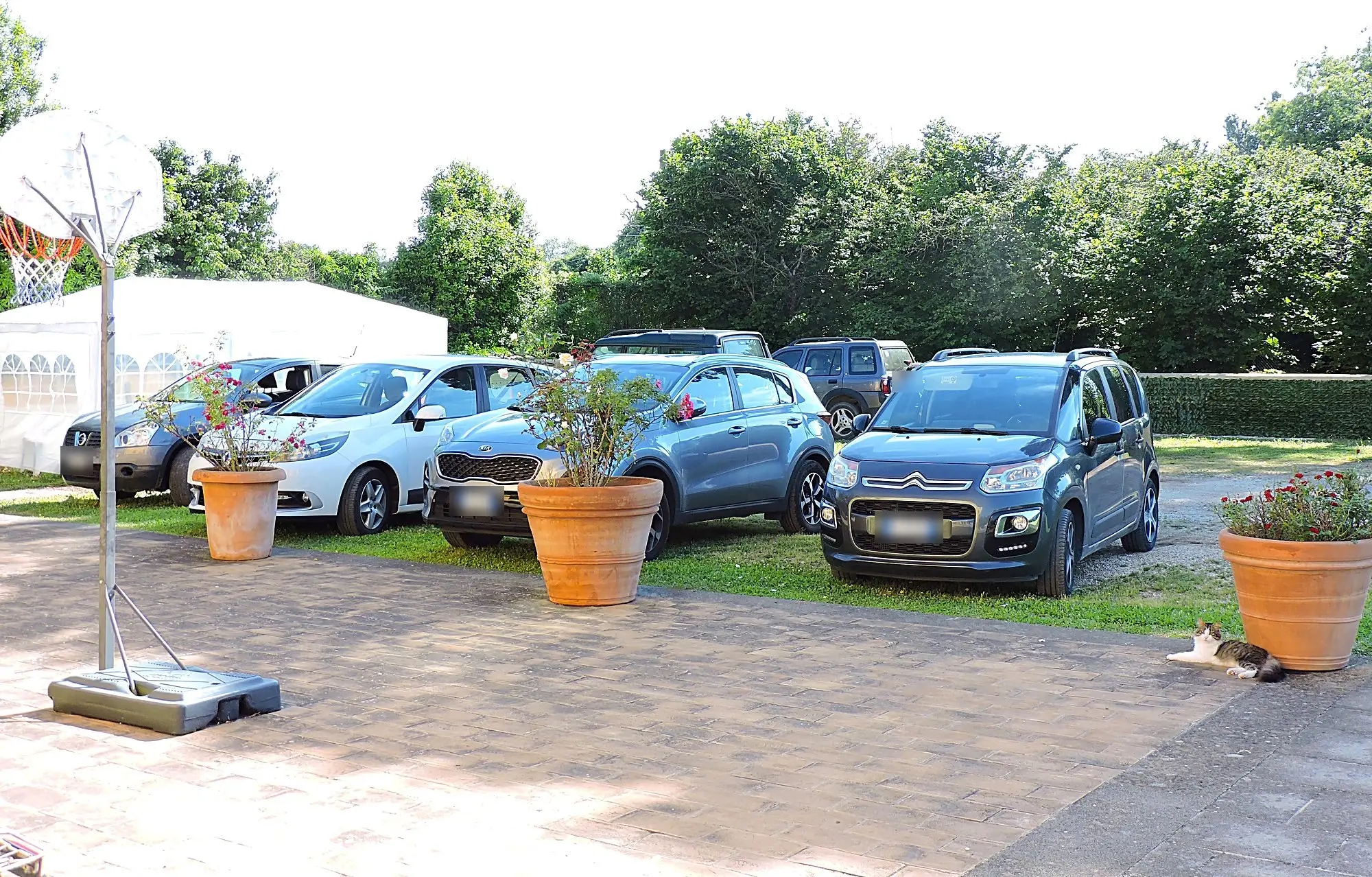 Il parcheggio dentro la proprietà